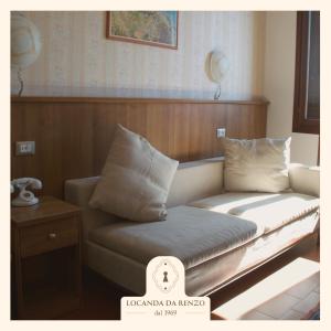 un sofá con almohadas en una habitación en Locanda Da Renzo, en Treviso