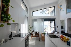Kuchyňa alebo kuchynka v ubytovaní Sivota Legacy Luxury Villas