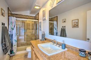 Ένα μπάνιο στο The Farmhouse at Grand Valley Getaway with Alpacas! +34 φωτογραφίες