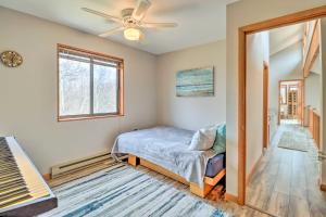 Ένα ή περισσότερα κρεβάτια σε δωμάτιο στο Poconos Home with Private Spa and Fire Pit