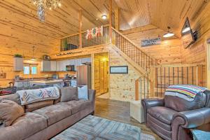 uma sala de estar com um sofá e uma cozinha em Steelhead Lodge Scenic Double J River Camp em Irons