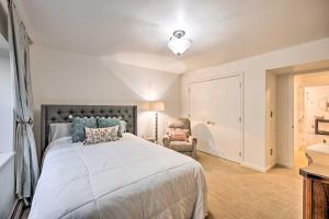Ένα ή περισσότερα κρεβάτια σε δωμάτιο στο Luxe Garden-Level Apartment with Sauna and Gym!