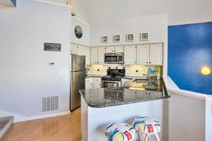 Kitchen o kitchenette sa Welcoming Port Clinton Home with Private Deck!