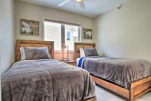 Postel nebo postele na pokoji v ubytování Cozy Montana Condo with Walk to Big Sky Resort!