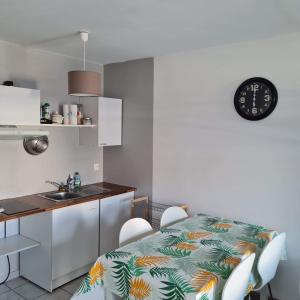 Dapur atau dapur kecil di Studio 35m2 dans joli village proche mer