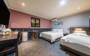 מיטה או מיטות בחדר ב-St. 179 Incheon Hotel