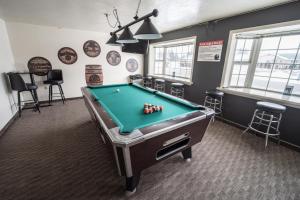 Billiards table sa Clover Creek Inn