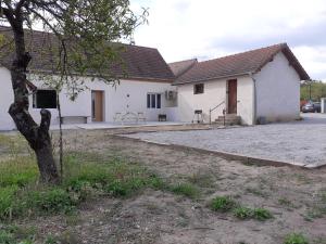 une maison blanche avec une allée et un arbre dans l'établissement Villa 10 pers à 6min du pal, à Saint-Pourçain-sur-Besbre