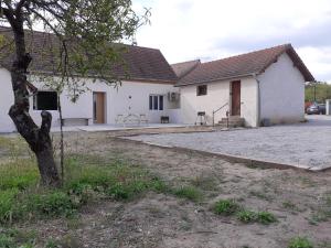 a white house with a driveway and a tree at Villa 10 pers à 6min du pal in Saint-Pourçain-sur-Besbre
