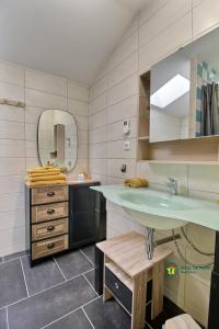 baño con lavabo verde y espejo en Aux Matins du Bonheur, en Surzur 27 fotos más