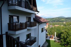 Nespecifikovaný výhled na hory nebo výhled na hory při pohledu z hotelu