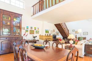 une salle à manger avec une table et un salon dans l'établissement Villa Mara, à Sintra