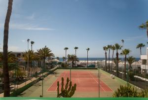Tenis alebo squash v ubytovaní Apartamentos Thaisay alebo jeho okolí