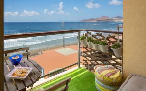 balcón con vistas al océano en Mar y Playa de Martín, 2B, en Las Palmas de Gran Canaria