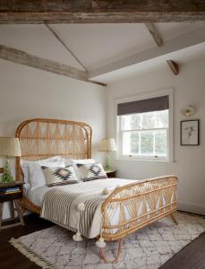 ein Schlafzimmer mit einem großen Bett und einem Fenster in der Unterkunft Artist Residence Bristol in Bristol