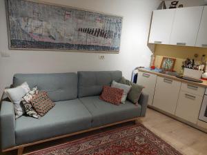 een woonkamer met een blauwe bank in een keuken bij Campitelli view in Rovinj