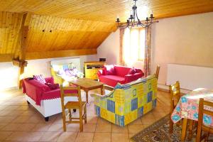 ein Wohnzimmer mit roten Sofas und einem Tisch in der Unterkunft Maison spacieuse à Villar-Saint-Pancrace avec vue montagne in Villar-Saint-Pancrace