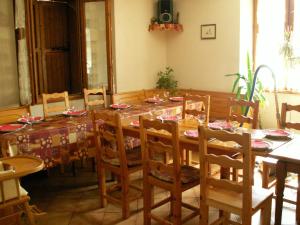 einem Esstisch mit Stühlen und einer Tischdecke darauf in der Unterkunft Maison spacieuse à Villar-Saint-Pancrace avec vue montagne in Villar-Saint-Pancrace + 7 Fotos