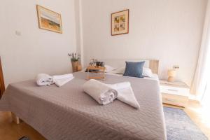 um quarto com uma cama com toalhas em Apartman Mia em Senj
