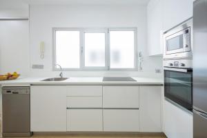 A kitchen or kitchenette at Mar y Playa de Martín, 2B