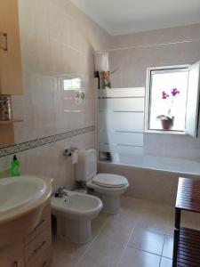 Ένα μπάνιο στο Azimute Guest House