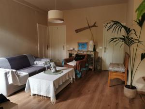 a living room with a couch and a table at Itaca in Varazze