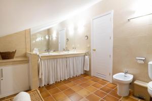 a bathroom with a sink and a toilet at Chalet adosado en Pasito BM13 in Pasito Blanco +13 photos
