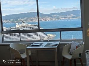 a dining room with a view of a cruise ship at Impresionantes vistas en el centro de Vigo in Vigo