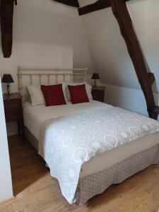 Łóżko lub łóżka w pokoju w obiekcie Gîtes Le clos de Veyrignac