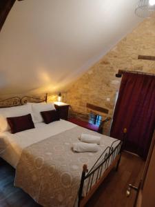 Tempat tidur dalam kamar di Gîtes Le clos de Veyrignac