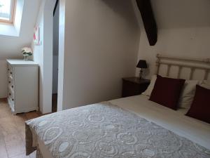 Łóżko lub łóżka w pokoju w obiekcie Gîtes Le clos de Veyrignac