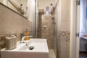 a bathroom with a sink and a shower at Avenida 12 in Alghero