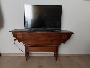 een flatscreen-tv op een houten tafel bij Campitelli view in Rovinj