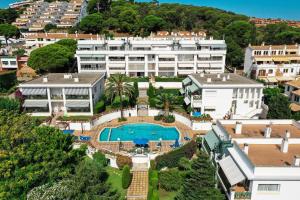 una vista aérea de un edificio con piscina en Bravissimo Estel B2 S'Agaró, en S'Agaró