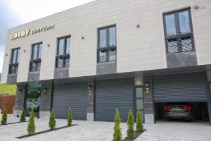 un edificio con un coche aparcado en el garaje en Отель AuRoom Ванадзор, en Vanadzor