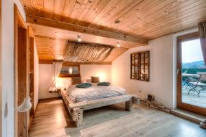 um quarto com uma cama e uma grande janela em Kaiser Vista em Reit im Winkl