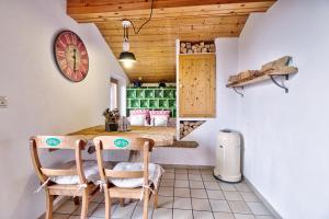 uma cozinha com mesa e cadeiras num quarto em Kaiser Vista em Reit im Winkl