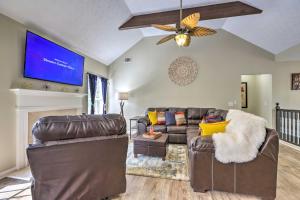 Istumisnurk majutusasutuses Charming Covington Home with Fire Pit and Game Room!