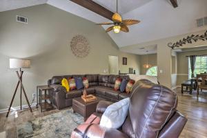 Istumisnurk majutusasutuses Charming Covington Home with Fire Pit and Game Room!