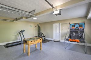 Fitness centrum a/nebo fitness zařízení v ubytování Charming Covington Home with Fire Pit and Game Room!