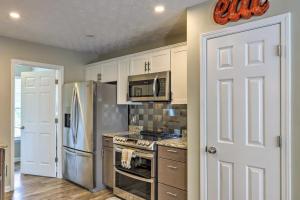 Köök või kööginurk majutusasutuses Charming Covington Home with Fire Pit and Game Room!