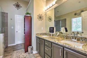 Köök või kööginurk majutusasutuses Charming Covington Home with Fire Pit and Game Room!