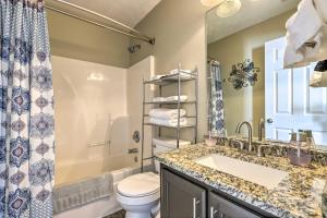Vannituba majutusasutuses Charming Covington Home with Fire Pit and Game Room!