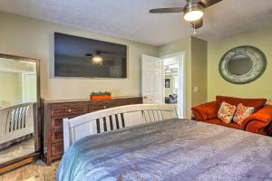 Voodi või voodid majutusasutuse Charming Covington Home with Fire Pit and Game Room! toas