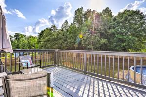 Rõdu või terrass majutusasutuses Charming Covington Home with Fire Pit and Game Room!