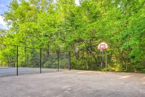 Tennis ja/või seinatennis majutusasutuses Charming Covington Home with Fire Pit and Game Room! või selle läheduses