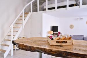 een houten tafel met een doos brood erop bij Jolie appartement climatisé in La Ciotat
