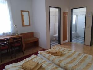 A bed or beds in a room at Pension Kappel