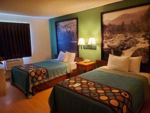 Postel nebo postele na pokoji v ubytování Super 8 by Wyndham Ticonderoga