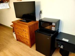 TV a/nebo společenská místnost v ubytování Super 8 by Wyndham Ticonderoga
